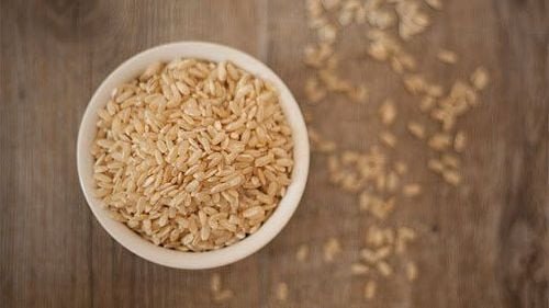 Gạo lứt tẻ hạt dài màu ngà, một trong các loại gạo lứt phổ biến