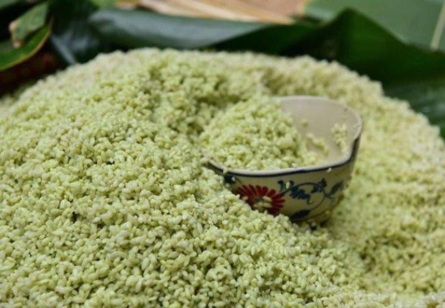 Gạo nếp trộn lá riềng tạo màu xanh tự nhiên