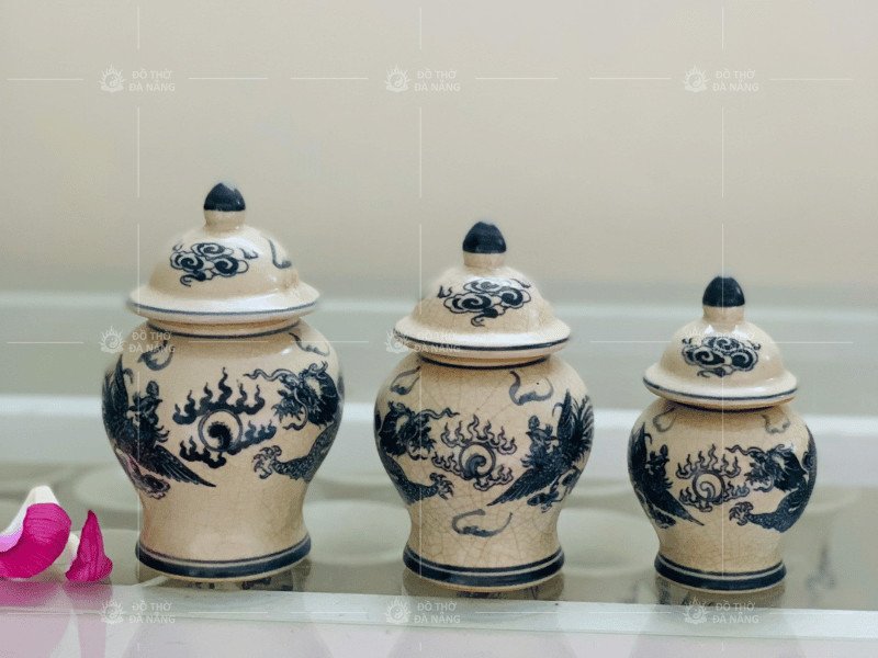 Gạo trắng tinh khiết trong chóe thờ, thể hiện lòng thành kính khi đặt hũ gạo muối nước