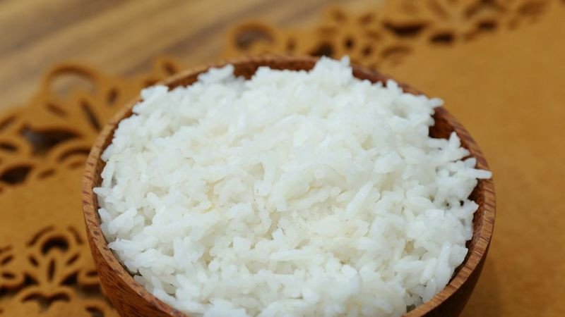 Gia đình thưởng thức bữa cơm ngon từ gạo thơm lài