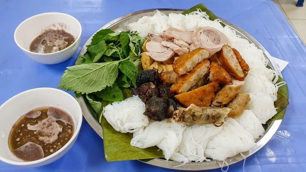 Gia đình thưởng thức bún gạo cùng rau xanh và protein, minh họa bữa ăn cân bằng.