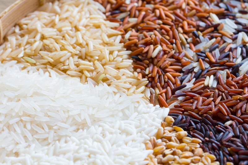 Hạt gạo lứt nguyên cám với lớp vỏ cám, minh họa tác dụng của gạo lứt