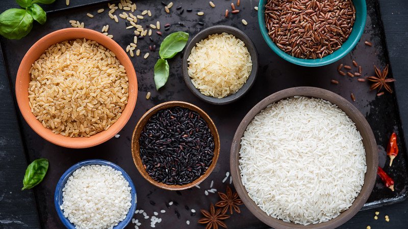 Hạt gạo lứt và gạo trắng minh họa các dưỡng chất có trong gạo