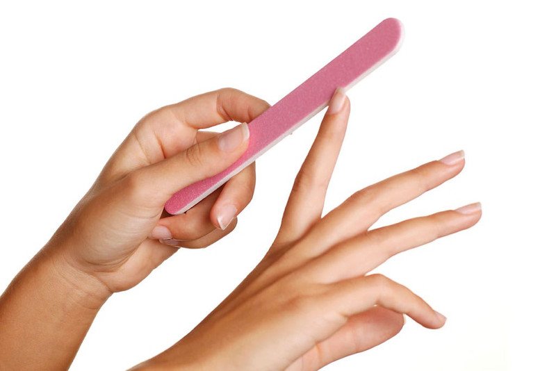 Hình ảnh các đốm trắng bất thường trên móng tay, gợi ý về các vấn đề da liễu hoặc dị ứng.