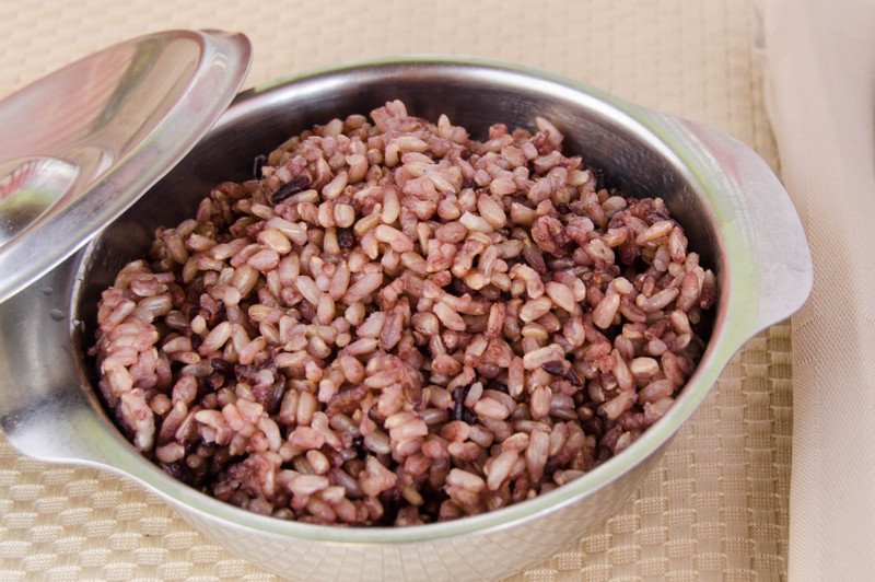 Hình ảnh mô phỏng gạo lứt giúp giảm cholesterol và hỗ trợ tim mạch khỏe mạnh
