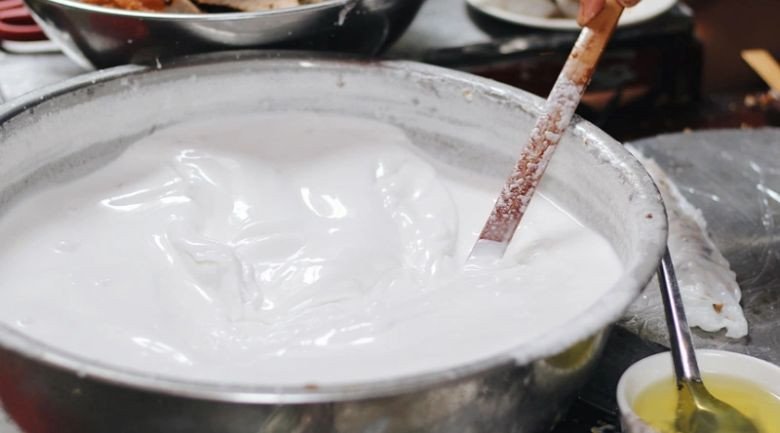 Hỗn hợp bột gạo, bột năng và nước đang được khuấy đều