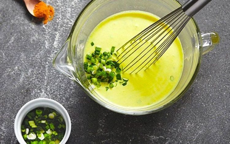 Hỗn hợp bột gạo để pha bánh xèo chuẩn bị sẵn sàng trước khi tráng.