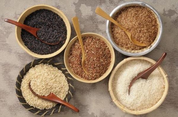 Hũ gạo gốm sứ luôn được giữ đầy đủ tượng trưng sự sung túc