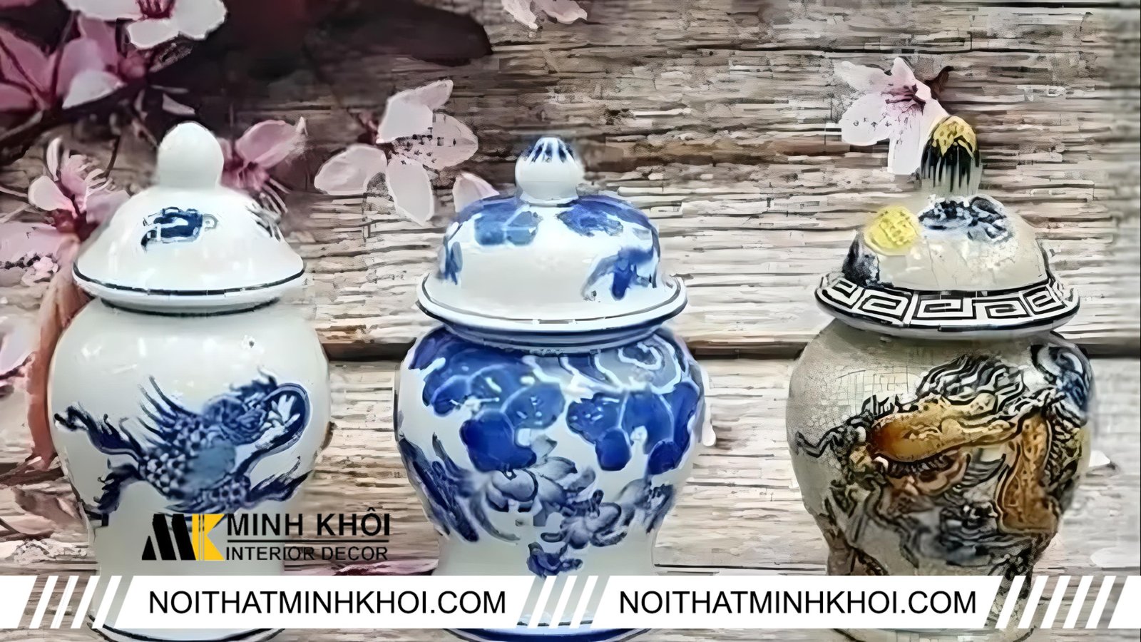 Hũ gạo muối nước trên bàn thờ Thần Tài mang ý nghĩa sung túc