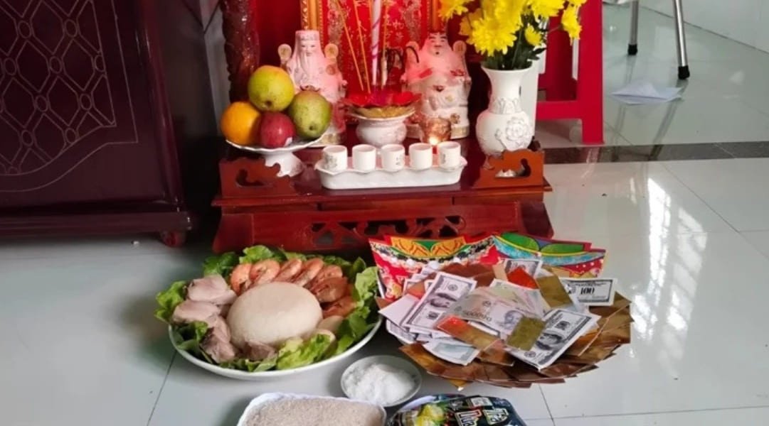Hũ gạo và muối được đặt cẩn thận trên bàn thờ Thần Tài, cầu mong tài lộc dồi dào