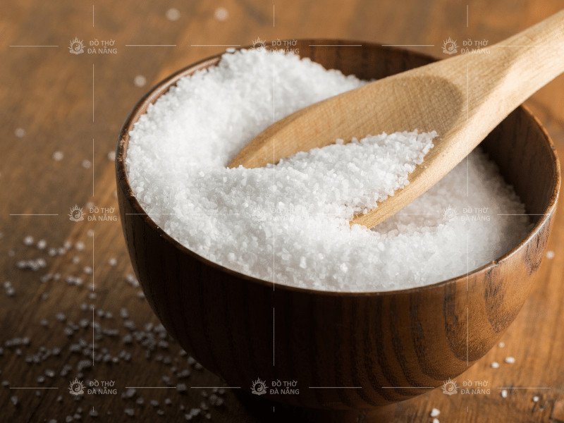 Hũ muối trắng tinh khiết mang ý nghĩa thanh tẩy trên bàn thờ
