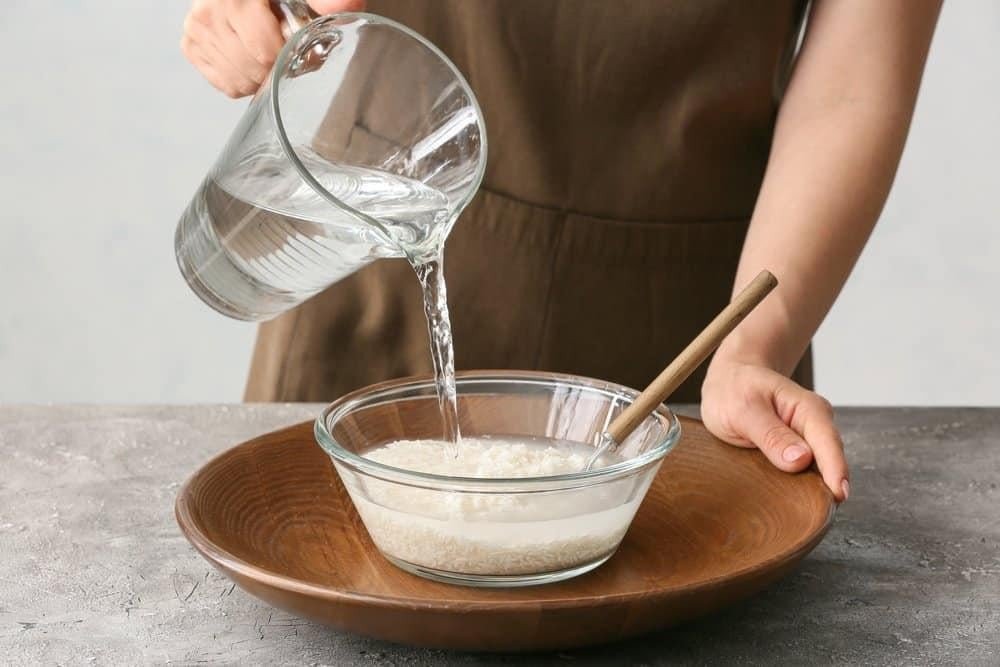 Hướng dẫn chuẩn bị và sử dụng nước vo gạo để gội đầu hiệu quả