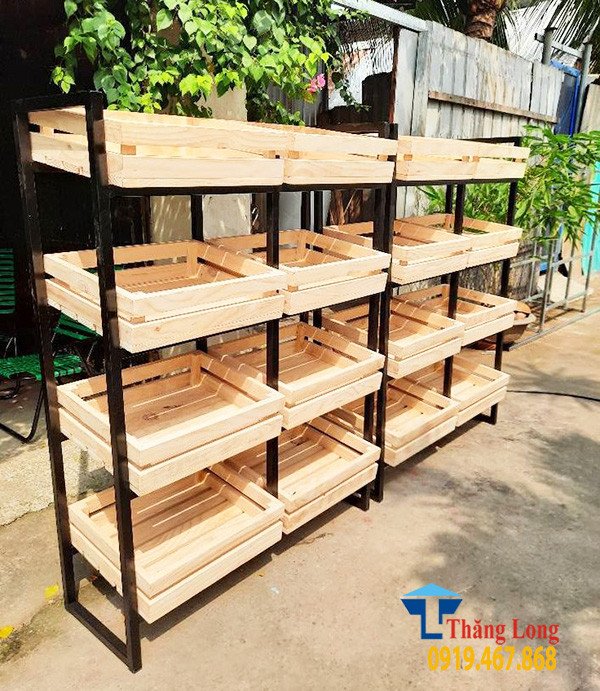Kệ gỗ khung sắt trưng bày gạo cao cấp, tạo cảm giác gần gũi và sang trọng