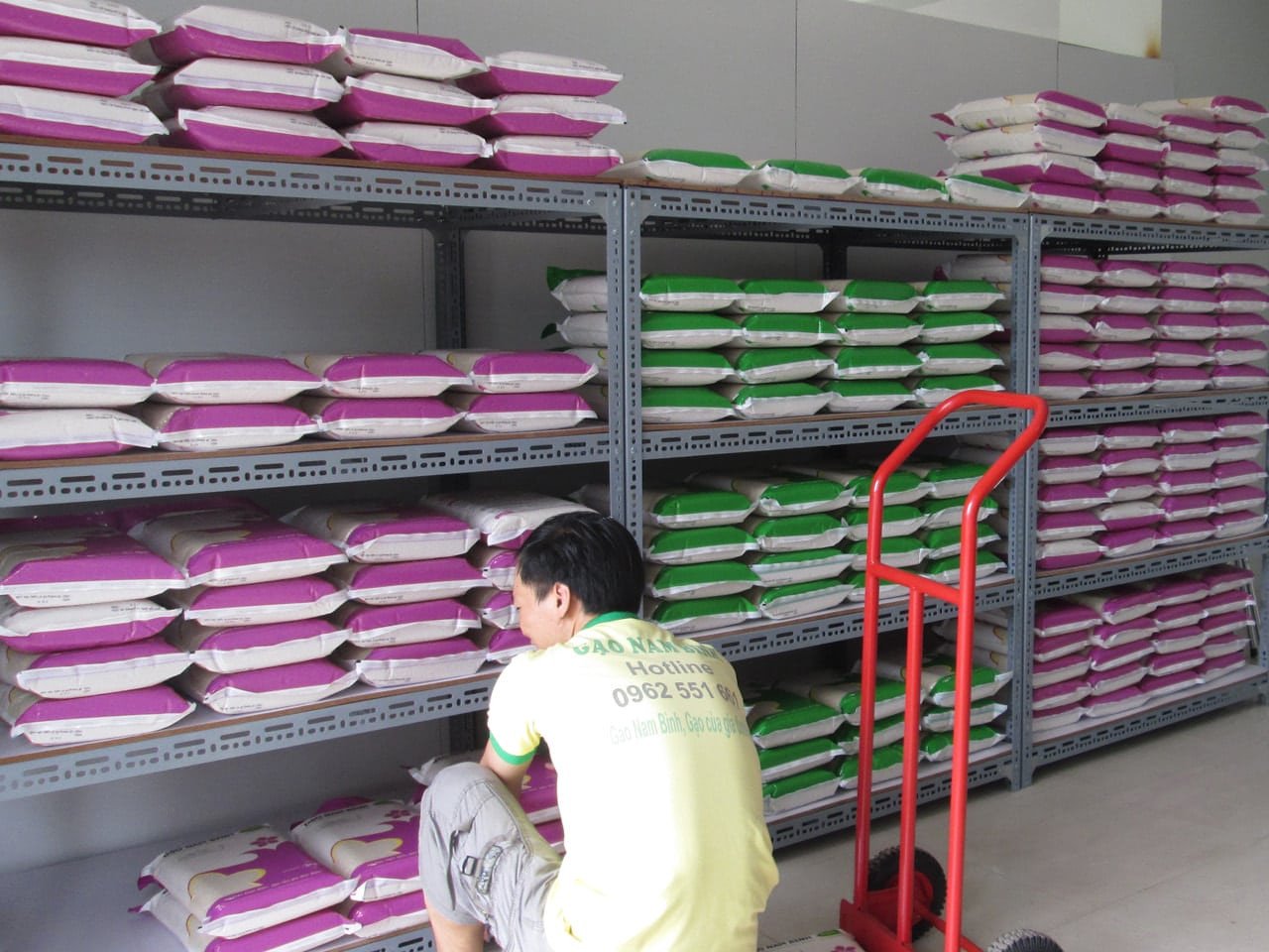 Kệ sắt trưng bày gạo bền chắc