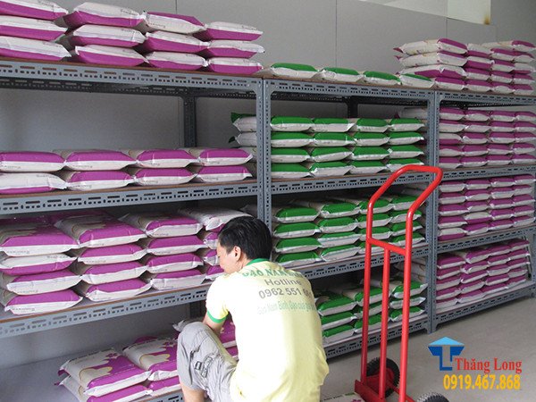 Kệ sắt V lỗ để gạo với khả năng chịu tải nặng, thích hợp cho kho và cửa hàng