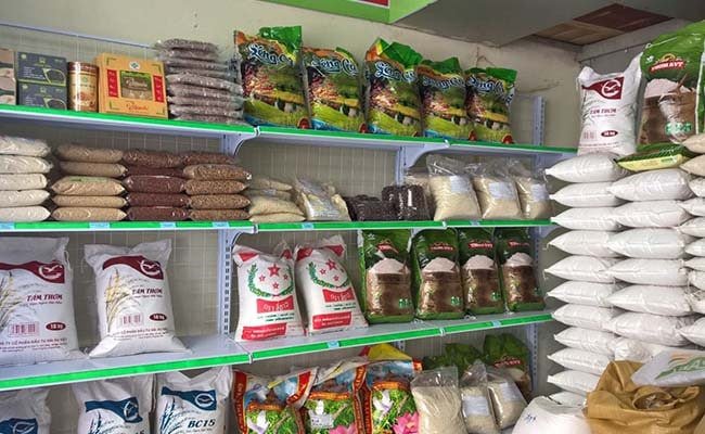 Kệ trưng bày gạo bằng kính tạo không gian mở