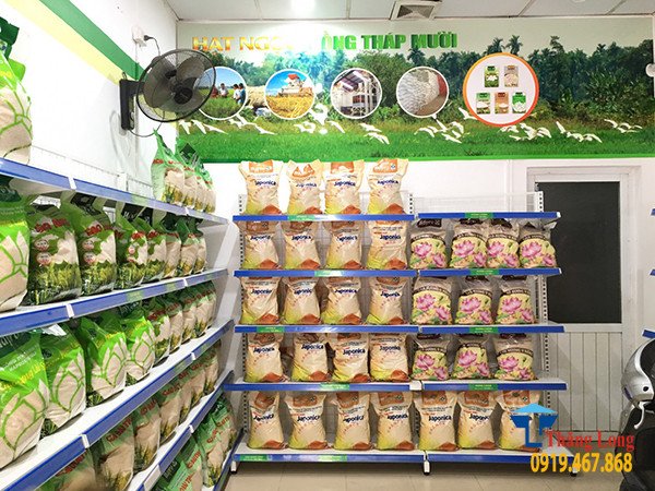 Kệ trưng bày gạo lưng lưới giúp không gian thông thoáng, dễ dàng quan sát sản phẩm