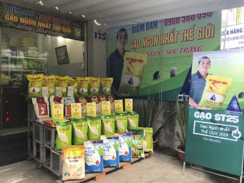 Kệ trưng bày gạo sắp xếp khoa học