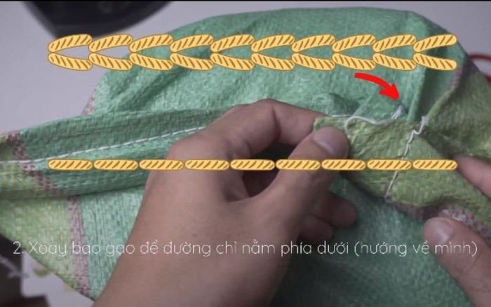 Kéo sợi chỉ thừa để tháo chỉ bao gạo nhanh chóng