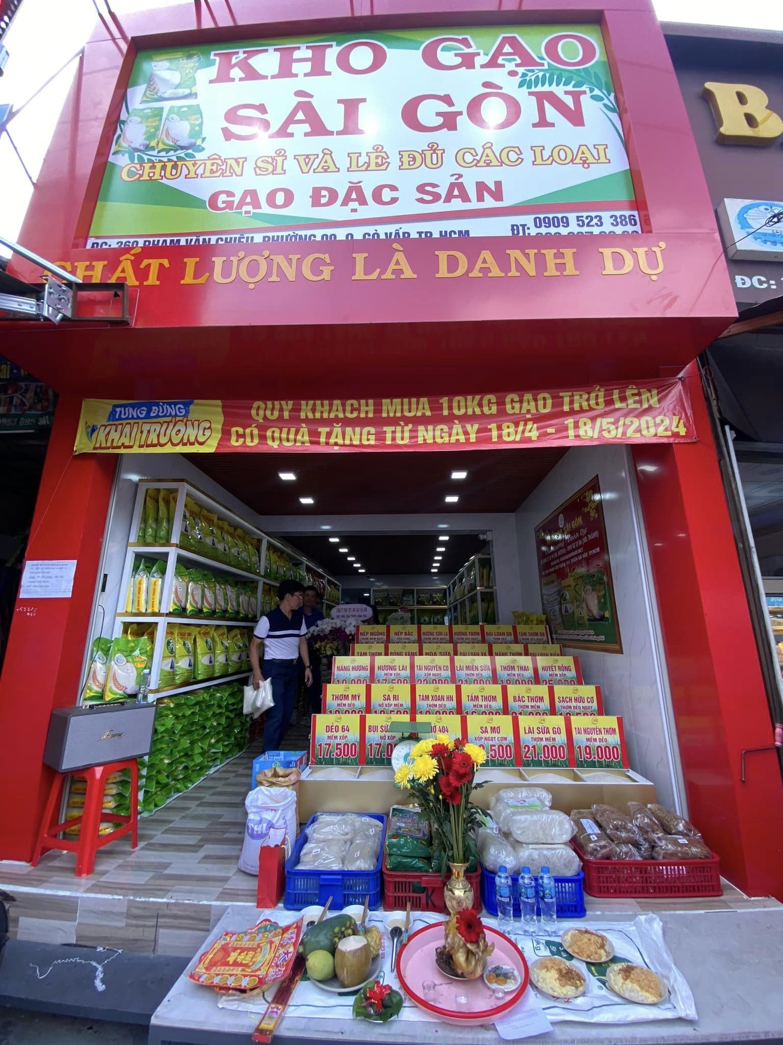 Khách hàng chọn mua gạo tại cửa hàng đại lý gạo gần đây