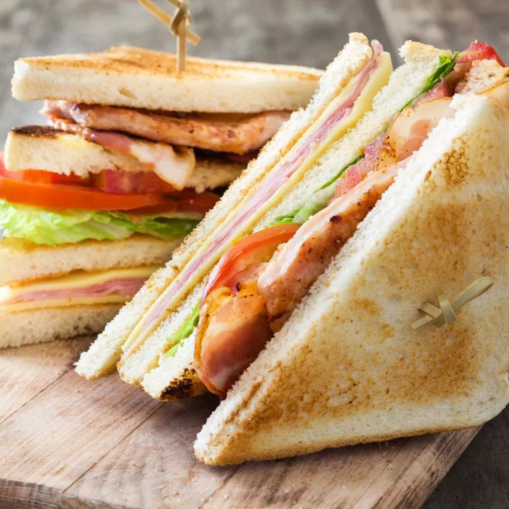 Khay bánh mì khoai tây gạo lứt mới nướng, vàng giòn hấp dẫn, tượng trưng cho bữa ăn sáng lành mạnh