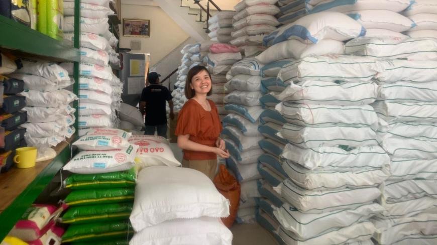 Kho chứa gạo nàng thơm chợ đào và các loại gạo đặc sản khác, đảm bảo nguồn cung ổn định.