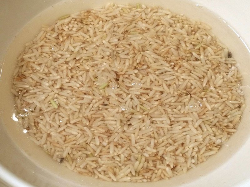 Kỹ thuật vo gạo lứt đỏ đúng cách