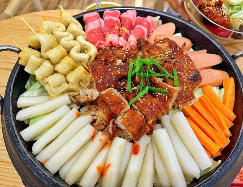 Lẩu tokbokki xiên que hấp dẫn với bánh gạo nhân phô mai