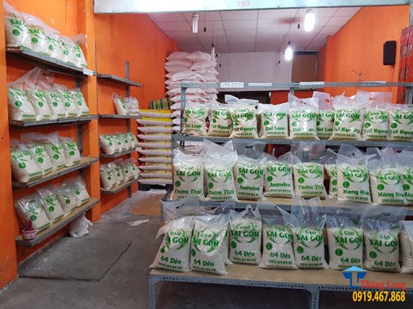 Lựa chọn kệ trưng bày gạo với kích thước phù hợp, đảm bảo an toàn và tiện lợi