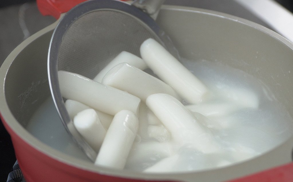 Luộc bánh gạo tokbokki để đạt độ dẻo lý tưởng