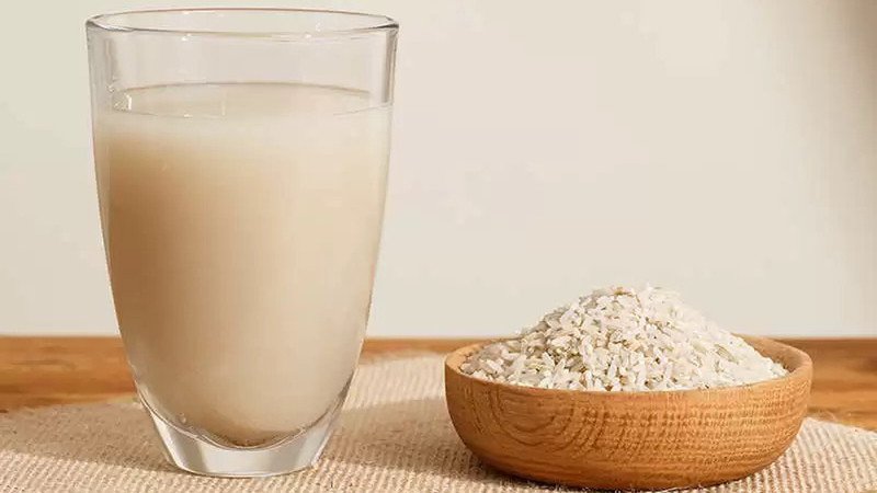 Ly nước gạo rang giúp thanh lọc và giải nhiệt cơ thể