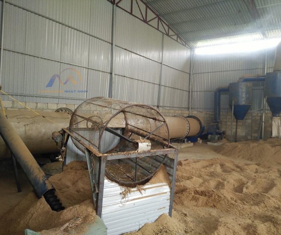 Máy sấy hiện đại giúp loại bỏ độ ẩm từ gáo dừa, chuẩn bị cho sản xuất than gáo dừa sạch