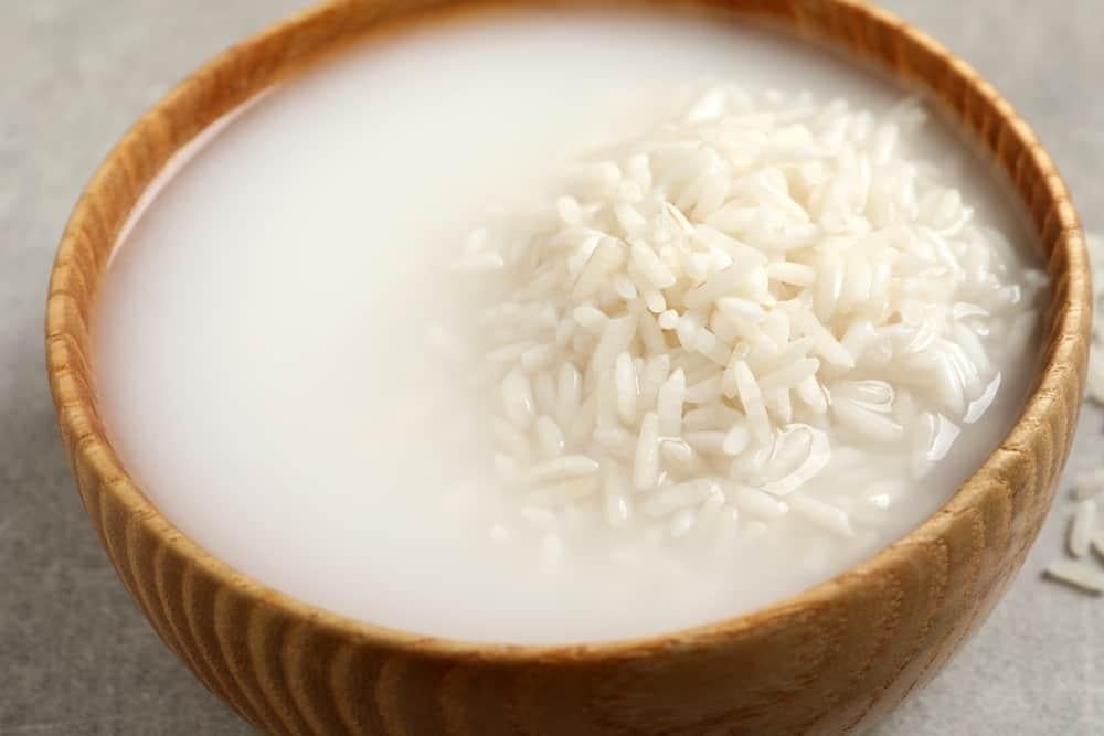 Mô tả cách gội đầu bằng nước vo gạo giúp tóc mềm mượt và chắc khỏe tự nhiên