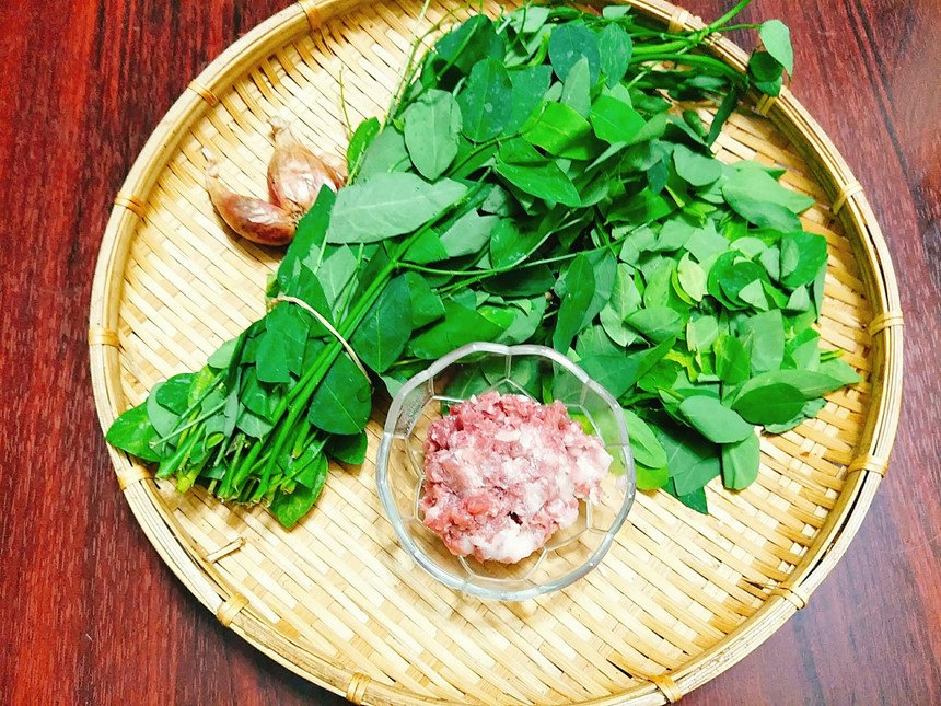 Món bột gạo rau ngót thịt lợn giàu chất xơ cho hệ tiêu hóa bé
