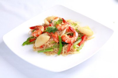 Món bún gạo xào hải sản đã hoàn thành với màu sắc bắt mắt