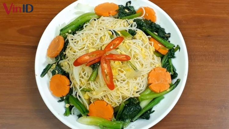 Món bún gạo xào trứng đơn giản cho bữa sáng