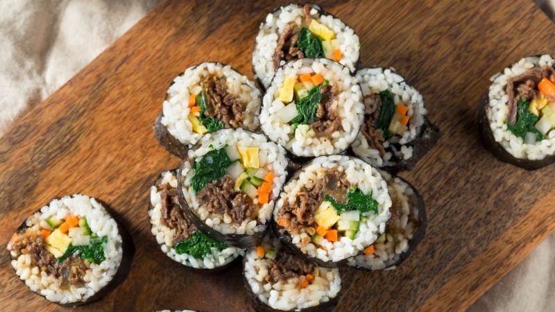 Món cơm cuộn rong biển làm từ gạo thơm lài