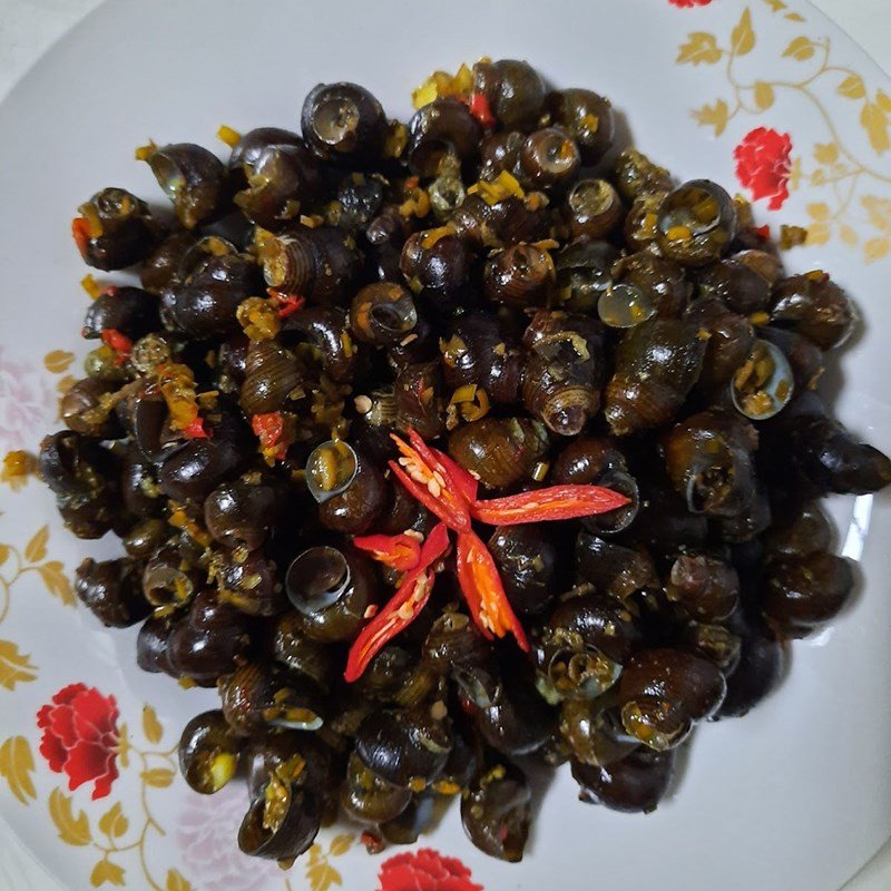 Món ốc gạo xào sả ớt thành phẩm nóng hổi, cay tê đầu lưỡi