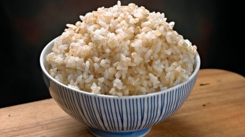 Một bát cơm gạo lứt chứa 218 kcal và nhiều dưỡng chất