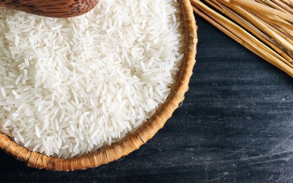 Một bát cơm trắng ngần với những hạt gạo căng bóng, tượng trưng cho gạo ngon chất lượng cao