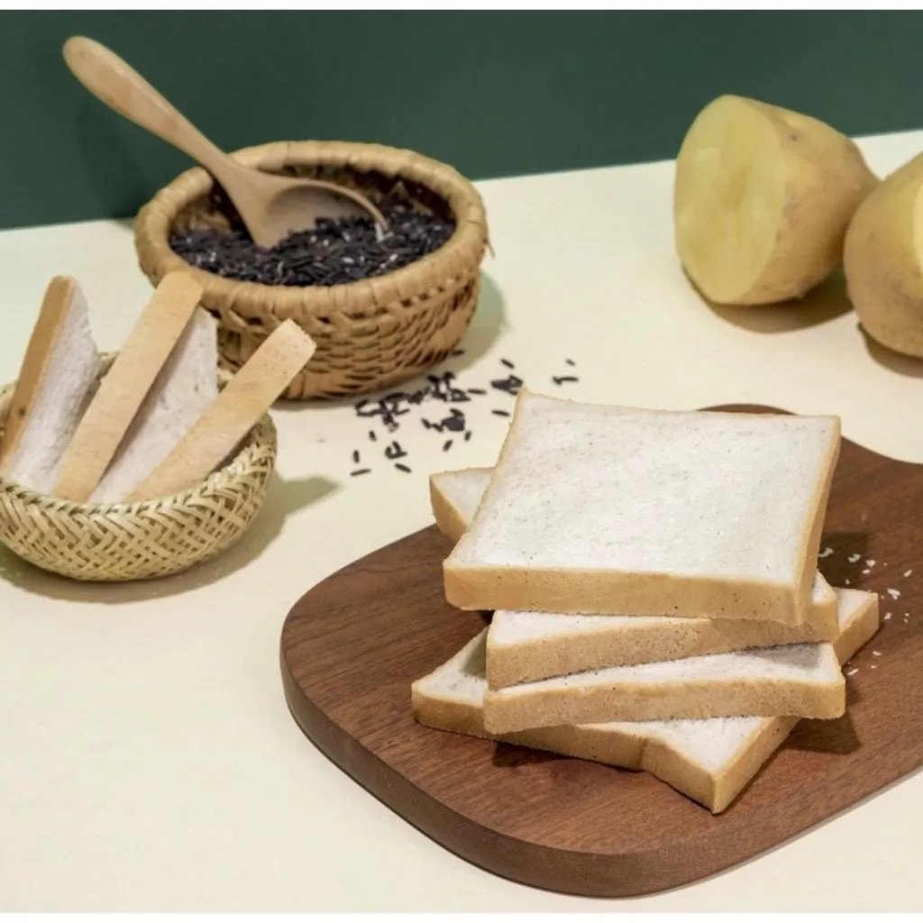 Một chiếc bánh mì khoai tây gạo lứt nguyên vẹn, vỏ ngoài giòn tan, ruột mềm xốp, thích hợp cho người ăn kiêng