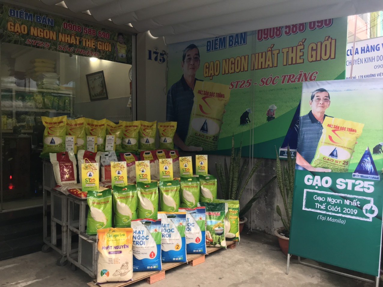 Một cửa hàng gạo sạch uy tín với nhiều bao gạo nàng thơm chợ đào chất lượng.