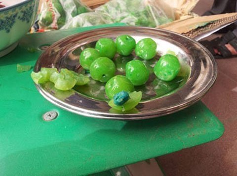 Mứt táo nhập lậu với hạt làm từ nhựa, một ví dụ khác về thực phẩm giả Trung Quốc