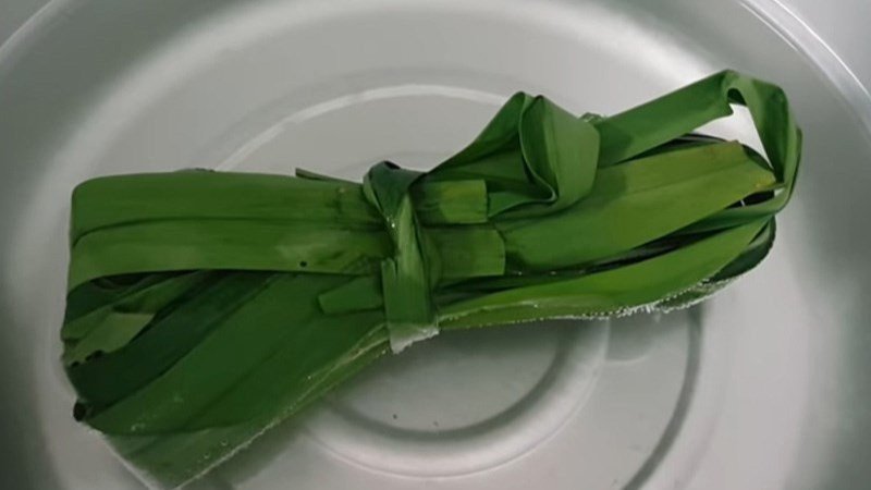 Nấu sôi nước với lá dứa để xôi thơm ngon hơn