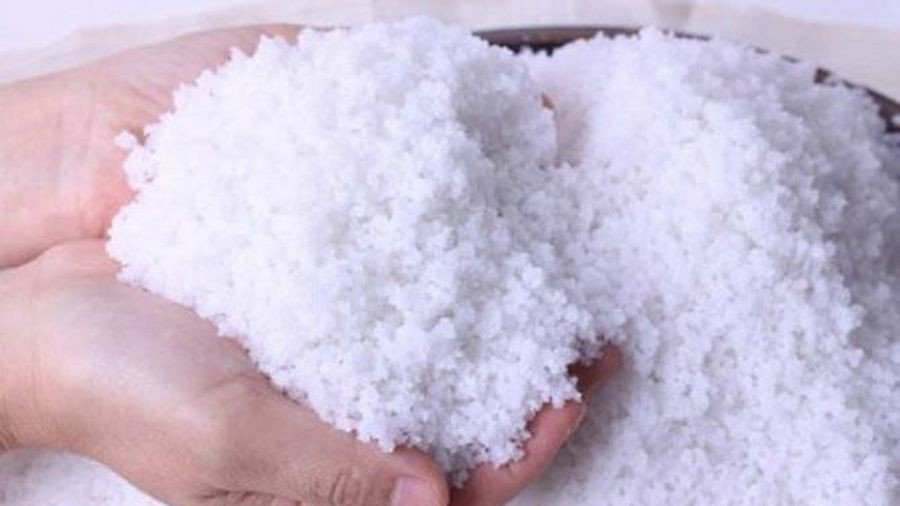 Người dân mua muối cầu may mắn sau giao thừa, hy vọng một năm an lành
