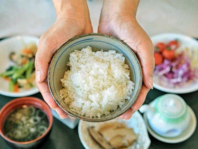 Người đang ăn cơm, hình ảnh minh họa cho câu hỏi ăn gạo có tăng cân không