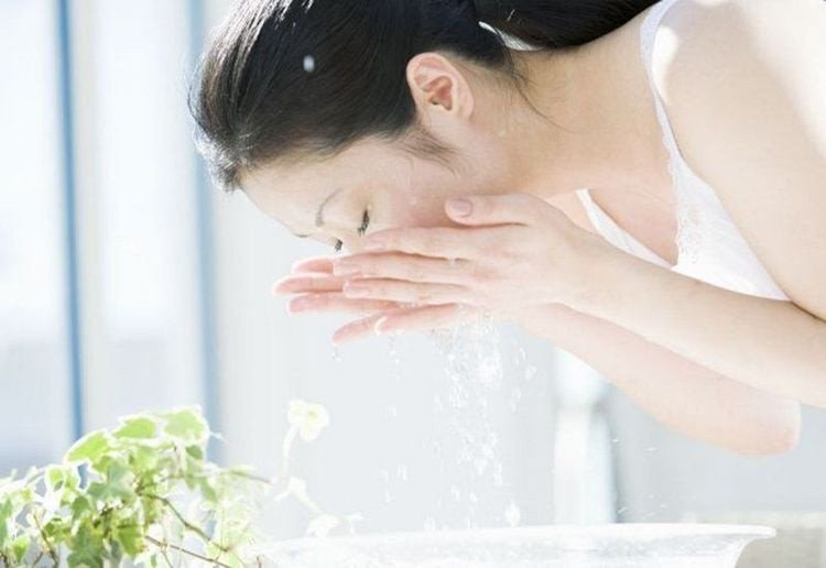 Người phụ nữ dùng nước vo gạo rửa mặt để có làn da hồng hào