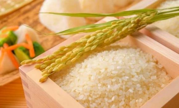 Người phụ nữ rắc gạo muối sau khi cúng, minh họa việc xử lý gạo muối đúng cách để không mất lộc