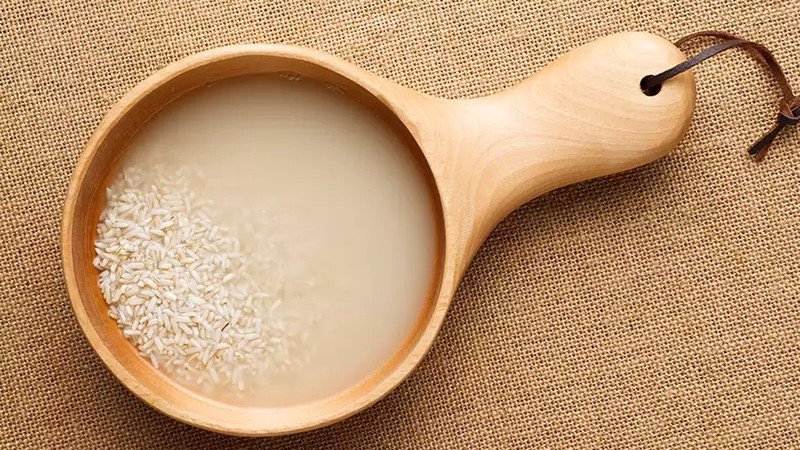 Người phụ nữ uống nước gạo rang bổ sung năng lượng