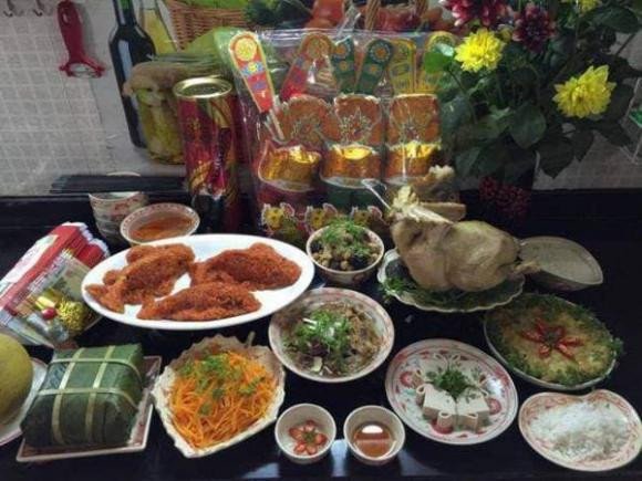 Người thực hiện nghi thức rải muối gạo cầu bình an